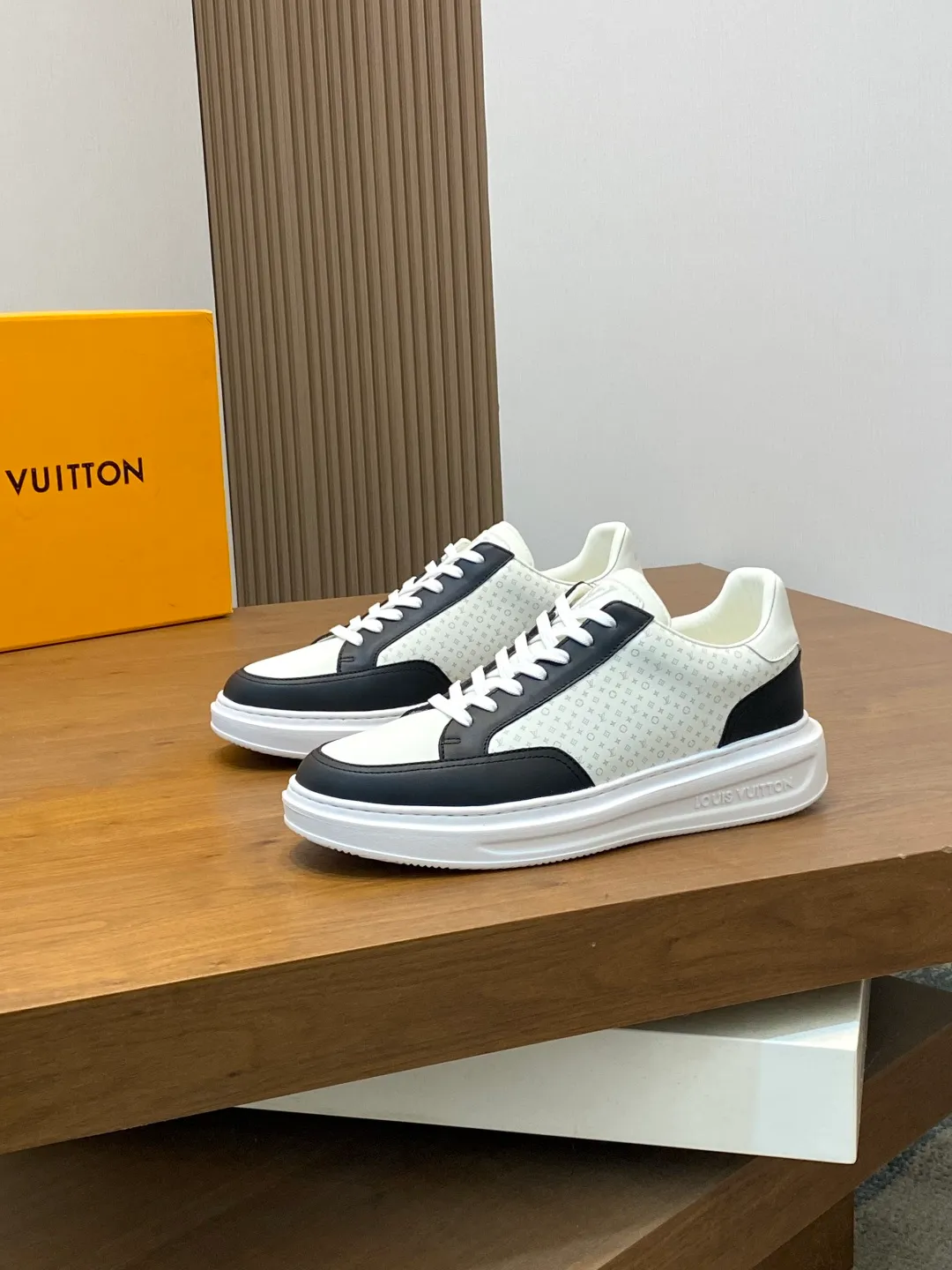 Factory price: 400💰LV🆕 New men's high-end casual sports shoes, using imported first-layer cowhide silk-screened brand lougou, original ultra-light men's shoes 💰u outsole, wear-resistant and comfortable, Monogram lougou embellished rubber outsole, breathable mesh lining, versatile classic style! Size: 38-44 (.45, 46 customized)